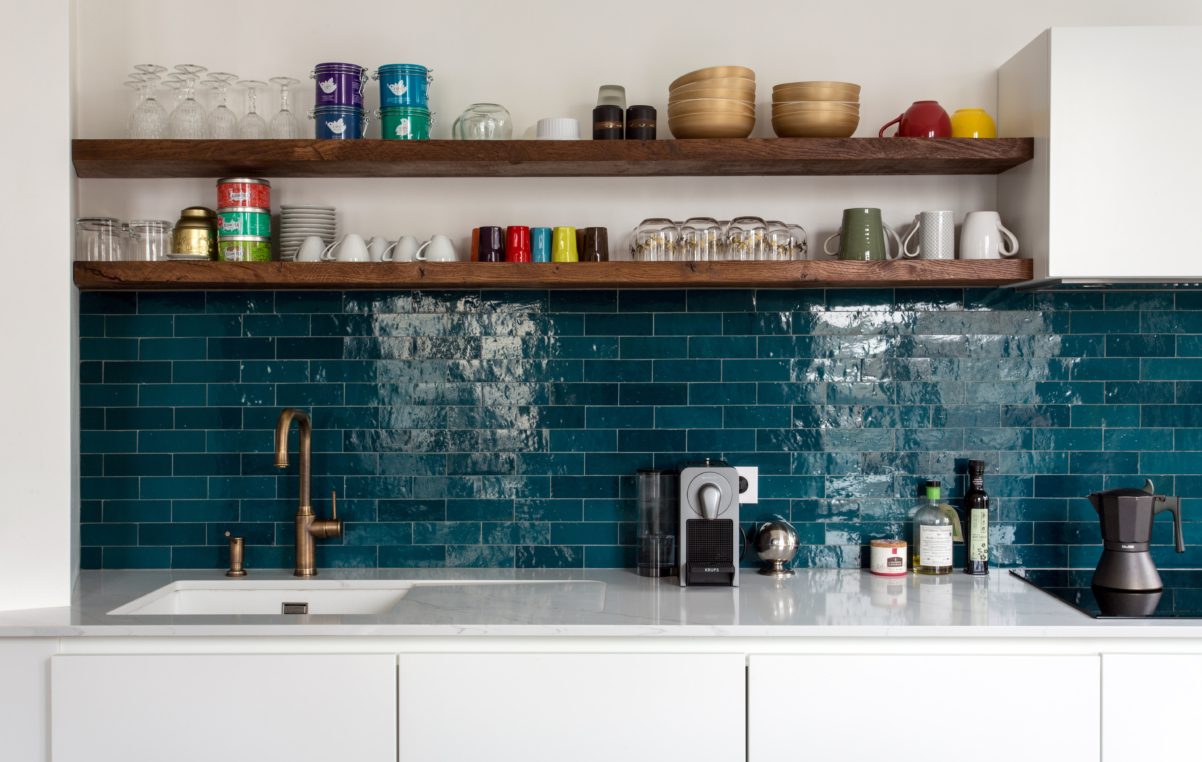 keuken met turquoise wandtegels en gouden kraan