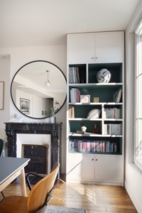 bibltiohèque sur mesure salon cheminée miroir rond