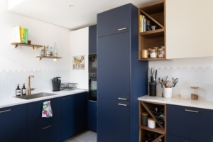 cuisine sur mesure bleu nuit noyer