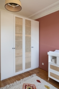 chambre enfant dressing sur mesure cannage mur terracotta
