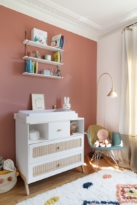 chambre enfant mur terracotta laiton