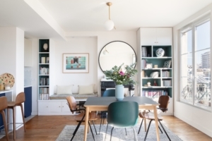 salon rangements sur mesure cheminée vert miroir rond